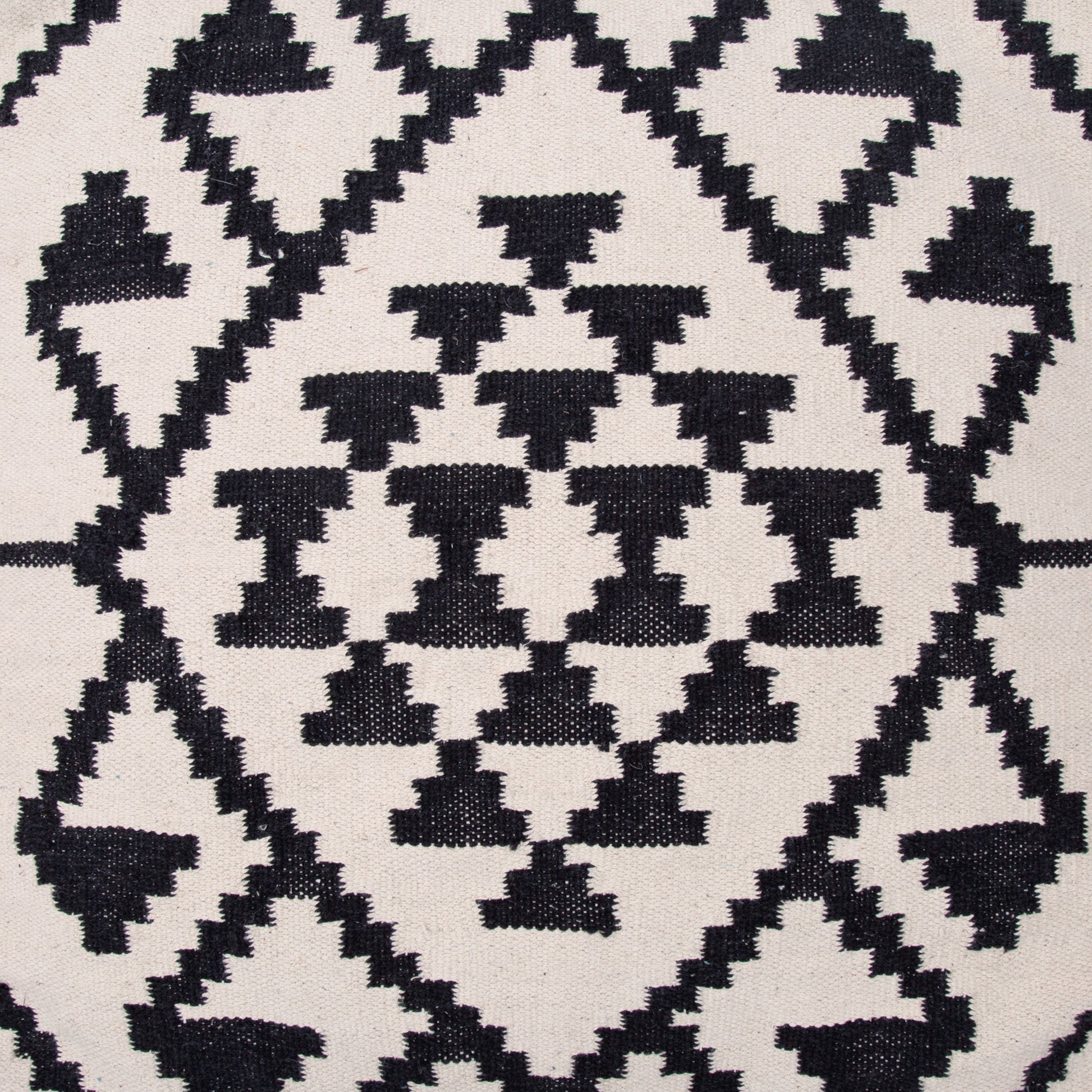 Lizardo Ottoman Beige & Black - Disselt Designs